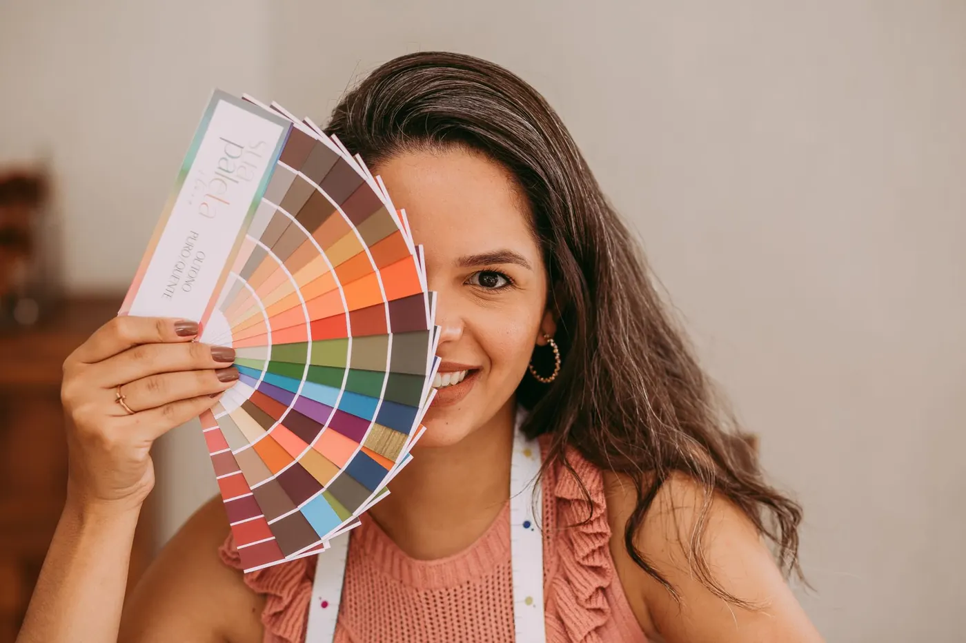 Empreendedora sorrindo com uma paleta de cores na mão