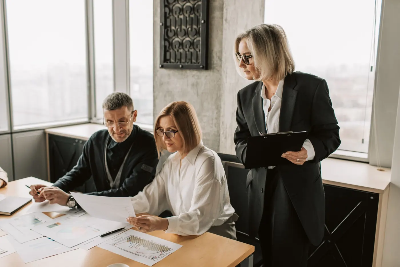 Consultora orientando empresários na mesa de trabalho
