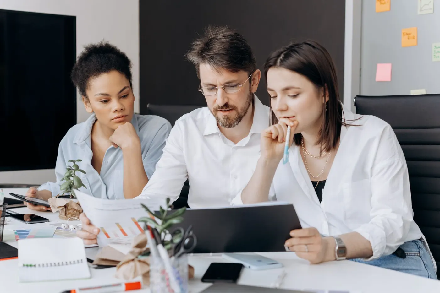 Equipe comercial organizando os contatos no tablet
