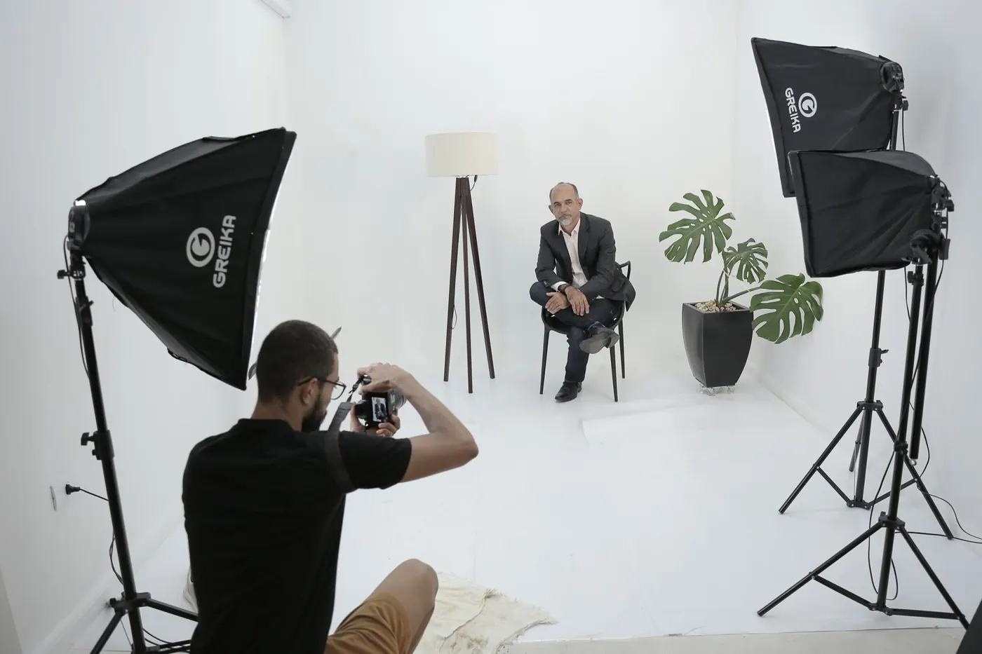 Fotógrafo em estúdio com iluminação profissional