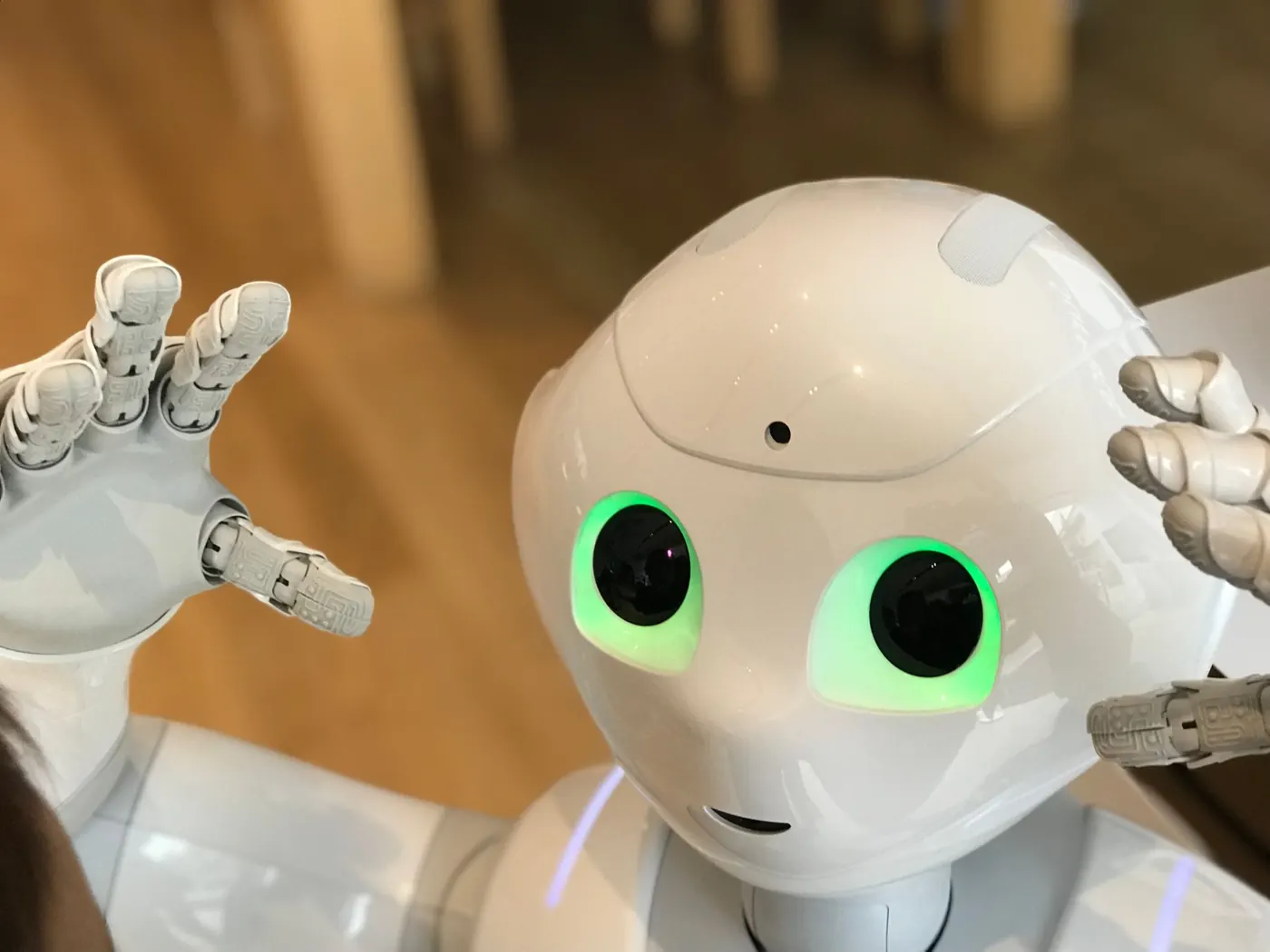 Robô de atendimento com olhos iluminados